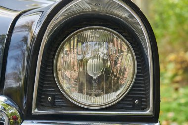 Kishinev, Moldova, 5 Kasım 2020: Chaika 'nın SSCB martısında yaptığı Rus arabasının radyatör ızgarasını ve amblemini kapatın. Eski arabalar.