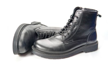 İzole edilmiş beyaz arka plandan güzel ve rahat kış erkek ayakkabıları..