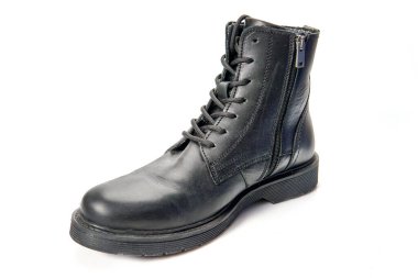 İzole edilmiş beyaz arka plandan güzel ve rahat kış erkek ayakkabıları..