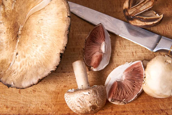 Champignons Fourragers Sauvages Couteau Sur Une Planche Découper Bois — Photo