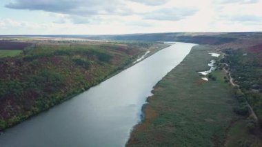 Nehir ve küçük köyle birlikte kırsal arazinin hava görüntüsü. Moldova Cumhuriyeti.