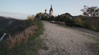 Moldova 'nın Eski Orhei kentindeki bir tepedeki Hristiyan kilisesinin manzarası. Öndeki kamera muving.