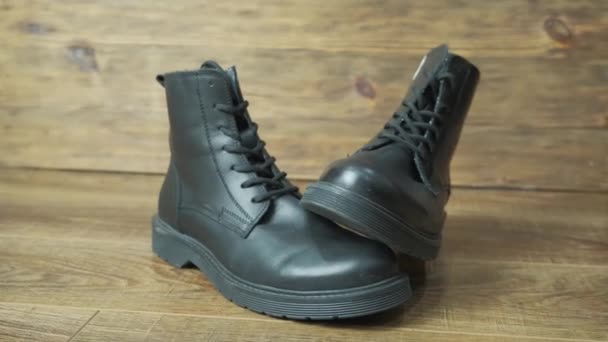 Caras Botas Cuero Lujo Para Hombres Sobre Fondo Madera Vintage — Vídeos de Stock