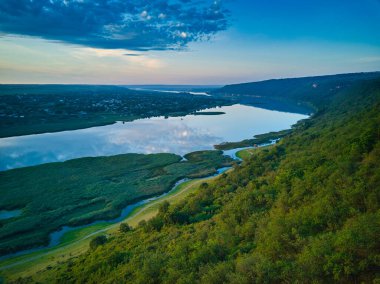 Güneşin doğuşundaki nehrin güzel manzarası. Açık hava eğlencesi. Dniester Panoraması.