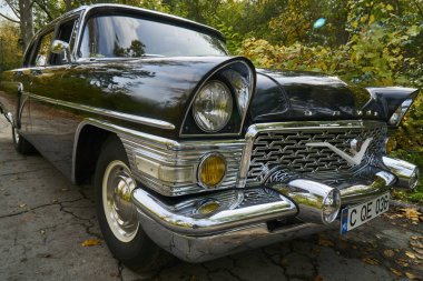 Moldova Cumhuriyeti, Kishinev, 5 Kasım 2020: Sovyet retro otomobili GAZ-13 Sonbahar Parkı 'ndaki Martı.