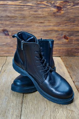 Güzel ve rahat kış erkek ayakkabıları ahşap arka planda..