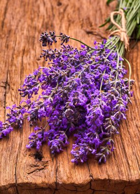 Tahtada bir demet lavanta çiçeği