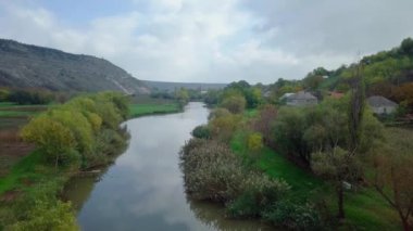 Sonbahar manzarasında Nehir ve Smal Moldova köyü üzerinde insansız hava aracı uçuşu. Moldova Cumhuriyeti.
