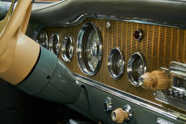 Kishinev, Moldova, 5 Kasım 2020: Şehirde eski bir eski araba. Siyah GAZ-13 SSCB Rus arabası. Efsane, öne..