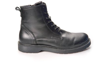 İzole edilmiş beyaz arka plandan güzel ve rahat kış erkek ayakkabıları..