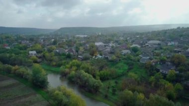 Sonbahar manzarasında Nehir ve Smal Moldova köyü üzerinde insansız hava aracı uçuşu. Moldova Cumhuriyeti.