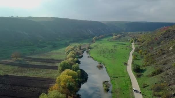秋天的风景中 无人机飞过河流 轻柔的摩尔达维亚村庄 摩尔多瓦共和国 — 图库视频影像