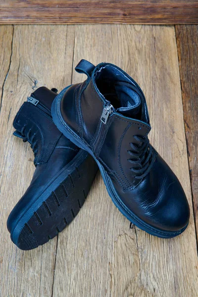 Primer Plano Hermosos Cómodos Zapatos Invierno Para Hombre Sobre Fondo — Foto de Stock