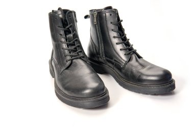 İzole edilmiş beyaz arka plandan güzel ve rahat kış erkek ayakkabıları..