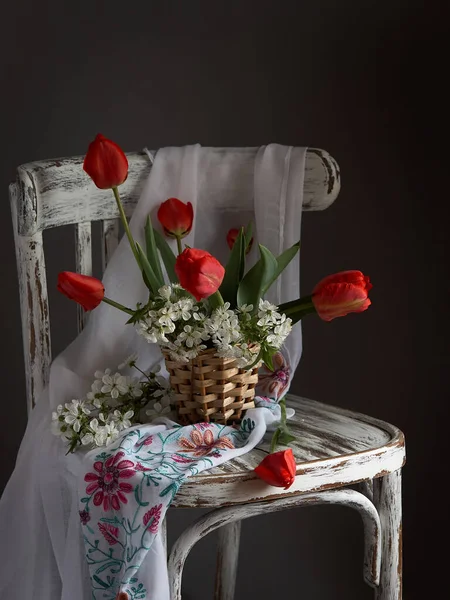 Червоні Тюльпани Дерев Яній Вазі Вінтажному Металі День Святого Валентина — стокове фото