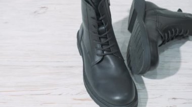 Beyaz ahşap arka plandaki erkekler için pahalı deri çizmeler.