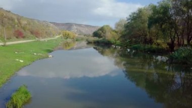 Sonbahar manzarasında Nehir ve Smal Moldova köyü üzerinde insansız hava aracı uçuşu. Moldova Cumhuriyeti.