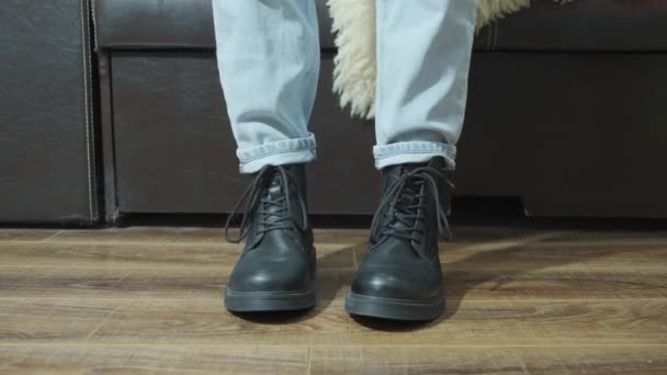 Un hombre exhibe sus botas negras de invierno — Vídeos de Stock