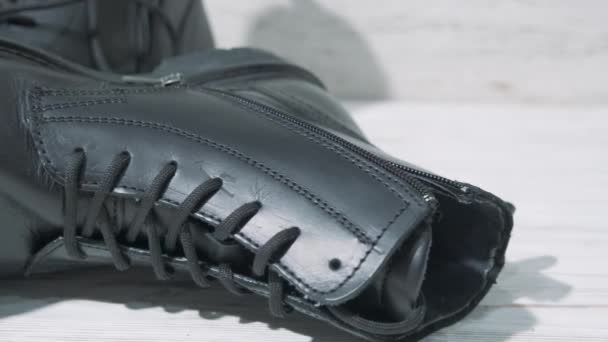 Teure Luxus-Lederstiefel für Männer auf weißem Holzgrund — Stockvideo