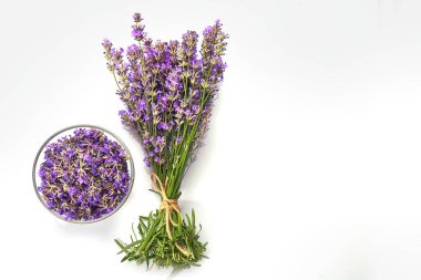 Taze lavanta demeti ve cam kasede lavanta çiçekleri. beyaz arkaplanda izole.