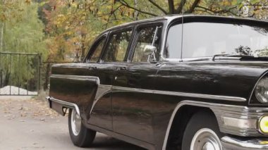 Moldova Cumhuriyeti, Kishinev, 5 Kasım 2020: Sovyet retro otomobili GAZ-13 Sonbahar Parkı 'ndaki Martı.