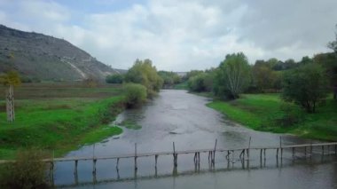 Nehrin üzerinden uçmak ve sonbaharda küçük tahta bir köprü. Raiut Nehri, Moldova Cumhuriyeti.