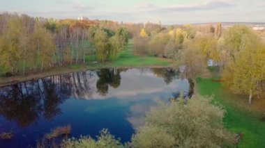İHA 'lı bir hava aracı, parkın ortasındaki bir ev. Çok iyi korunan bir göl. Chisinau şehri yukarıdan görüldü. Güzel sonbahar manzarası.