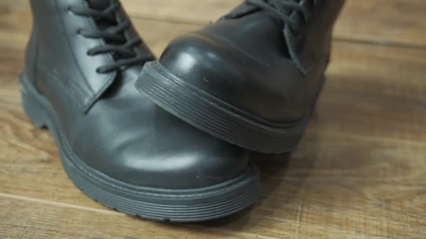 Caras Botas Cuero Lujo Para Hombres Sobre Fondo Madera Vintage — Vídeo de stock