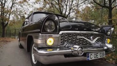 Moldova Cumhuriyeti, Kishinev, 5 Kasım 2020: Sovyet retro otomobili GAZ-13 Sonbahar Parkı 'ndaki Martı.