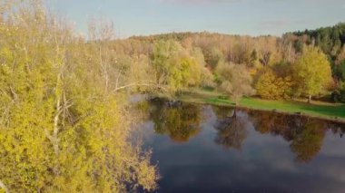 İHA 'lı bir hava aracı, parkın ortasındaki bir ev. Çok iyi korunan bir göl. Chisinau şehri yukarıdan görüldü. Güzel sonbahar manzarası.