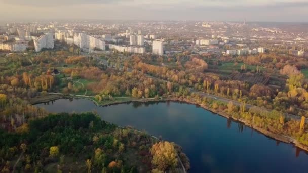 公園の真ん中に位置する家は 都市の上にドローンで空中の景色 美しく保護された湖 上から見たキシナウの町 美しい秋の風景 — ストック動画