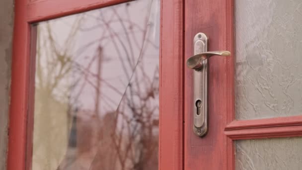 通过在锁中转动钥匙打开房子的安全门的人 — 图库视频影像