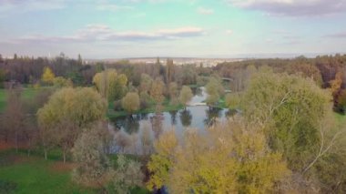 İHA 'lı bir hava aracı, parkın ortasındaki bir ev. Çok iyi korunan bir göl. Chisinau şehri yukarıdan görüldü. Güzel sonbahar manzarası.