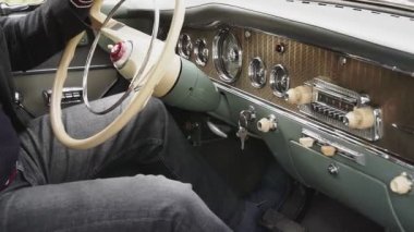 Kishinev, Moldova, 5 Kasım 2020: Şehirde eski bir eski araba. Siyah GAZ-13 SSCB Rus arabası. Efsane, öne..