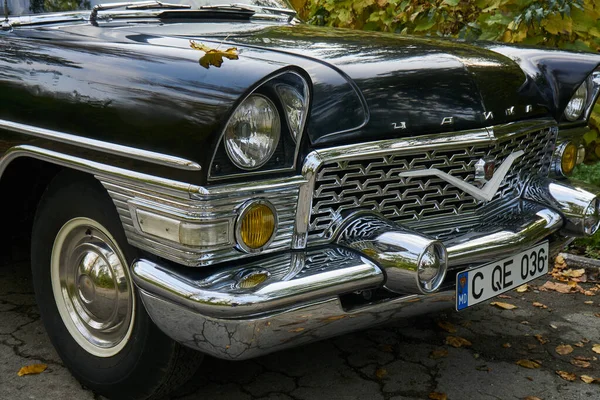 Moldova Cumhuriyeti, Kishinev, 5 Kasım 2020: Sovyet retro otomobili GAZ-13 Sonbahar Parkı 'ndaki Martı.