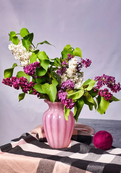 Csendélet Orgonavirágokkal Asztalon — Stock Fotó
