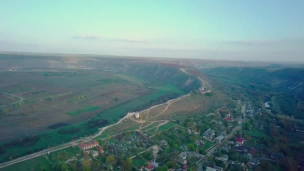 Kilise Köyle Birlikte Kırsal Arazinin Hava Görüntüsü Moldova Cumhuriyeti Butuceni — Stok video