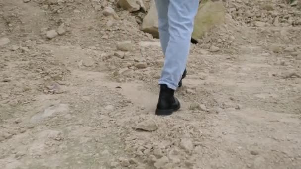 Piedi Maschili Stivali Neri Jeans Camminano Terreni Rocciosi — Video Stock