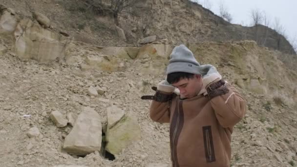 Der Mann Trägt Einen Winterhut Mann Bereitet Sich Auf Das — Stockvideo