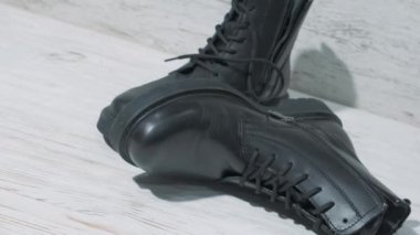 Beyaz ahşap arka plandaki erkekler için pahalı deri çizmeler.