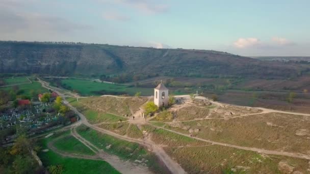 Luftaufnahme Der Ländlichen Landschaft Mit Kirche Und Dorf Republik Moldau — Stockvideo