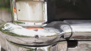 Kishinev, Moldova, 5 Kasım 2020: Chaika 'nın SSCB' de (Martı) yaptığı Rus arabasının radyatör ızgarasını ve amblemini kapatın. Eski arabalar.