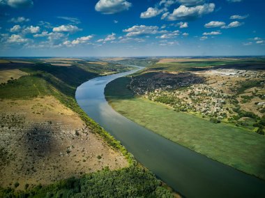 Muhteşem Dnister nehri boyunca uçun, yemyeşil orman ve köy. Moldova, Avrupa. Peyzaj fotoğrafçılığı.