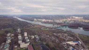 Nehrin üzerindeki köprü. Dinyester Nehri üzerindeki bir köprünün üzerinden hava görüntüsü. Moldova Cumhuriyeti.