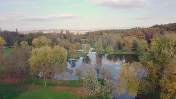 公園の真ん中に位置する家は 都市の上にドローンで空中の景色 美しく保護された湖 上から見たキシナウの町 美しい秋の風景 — ストック動画