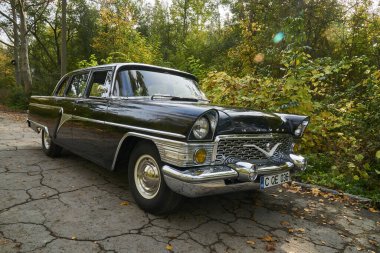 Moldova Cumhuriyeti, Kishinev, 5 Kasım 2020: Sovyet retro otomobili GAZ-13 Sonbahar Parkı 'ndaki Martı.