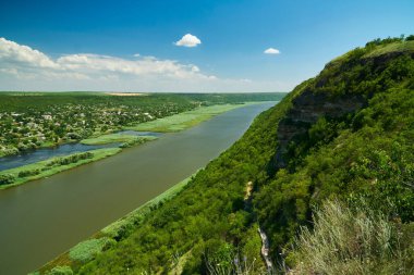 Muhteşem Dnister nehri boyunca uçun, yemyeşil orman ve köy. Moldova, Avrupa. Peyzaj fotoğrafçılığı.