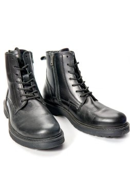 İzole edilmiş beyaz arka plandan güzel ve rahat kış erkek ayakkabıları..