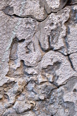 Eski duvar. Beton duvarda eski soyulan beyaz boya, doku arka planında