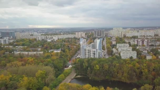 空中飞越一片繁茂的秋天的森林 俯瞰着城市的建筑 Kishinev 摩尔多瓦 — 图库视频影像